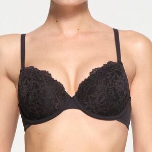 SKIMS Fits everybody lace t shirt br black size 36D NWT